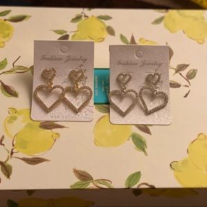 2 pairs of earrings